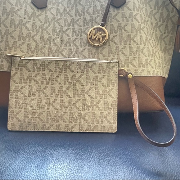 Michael Kors Large Logo Tote Bag - Picture 9 of 10